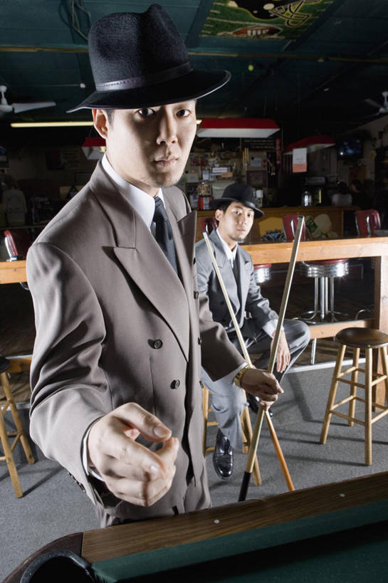 东方人,两个人,伙伴,朋友,酒吧,栏杆,站,坐,竖图,室内,白天,正面,衬衫,西装,友谊,合作,团队,台球,帽子,椅子,亚洲,握,撞球,套装,正装,球杆,围栏,领带,注视,职业装,礼帽,黄种人,运动器械,护栏,彩球,观察,看,手势,站着,健身器械,战略,握着,观看,吧椅,察看,台球桌,罪犯,关注,健身器材,斯诺克,联合,合谋,吧台椅,酒吧椅,斯诺克球,斯诺克台球,歹徒,配合,协作,桌球,男人,男性,年轻男性,亚洲人,站立,坐着,半身,彩图,衬衣,酒吧间,酒馆,运动器材