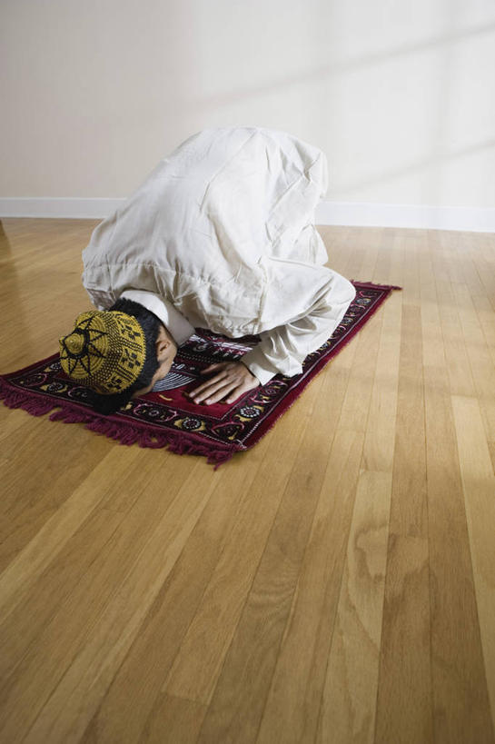 西方人,一个人,跪,竖图,室内,白天,正面,民族服装,地毯,帽子,欧洲,欧洲人,仅一个男性,仅一个人,跪拜,弯腰,阴影,节日,装饰,编织,反射,影子,手工艺品,墙,织物,礼帽,文化,墙壁,墙面,仅一个年轻男性,白色,工艺品,趴着,祈祷,健康,许愿,宗教,信仰,纪念,华丽,修饰,祈求,点缀,伊斯兰教,弯身,衬托,美观,雅致,雅观,平安,男人,男性,年轻男性,白种人,跪着,趴,彩图,全身,传统服装,民俗服