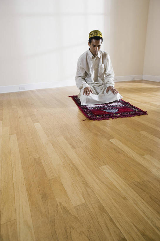 西方人,一个人,跪,闭眼,竖图,室内,白天,正面,民族服装,地毯,帽子,欧洲,欧洲人,仅一个男性,仅一个人,跪拜,弯腰,阴影,节日,装饰,编织,反射,影子,手工艺品,墙,织物,礼帽,文化,墙壁,墙面,仅一个年轻男性,白色,工艺品,趴着,祈祷,健康,许愿,宗教,信仰,纪念,华丽,修饰,祈求,点缀,伊斯兰教,弯身,衬托,美观,雅致,雅观,平安,男人,男性,年轻男性,白种人,闭眼睛,闭着眼,闭着眼睛,跪着,趴,彩图,全身,传统服装,民俗服