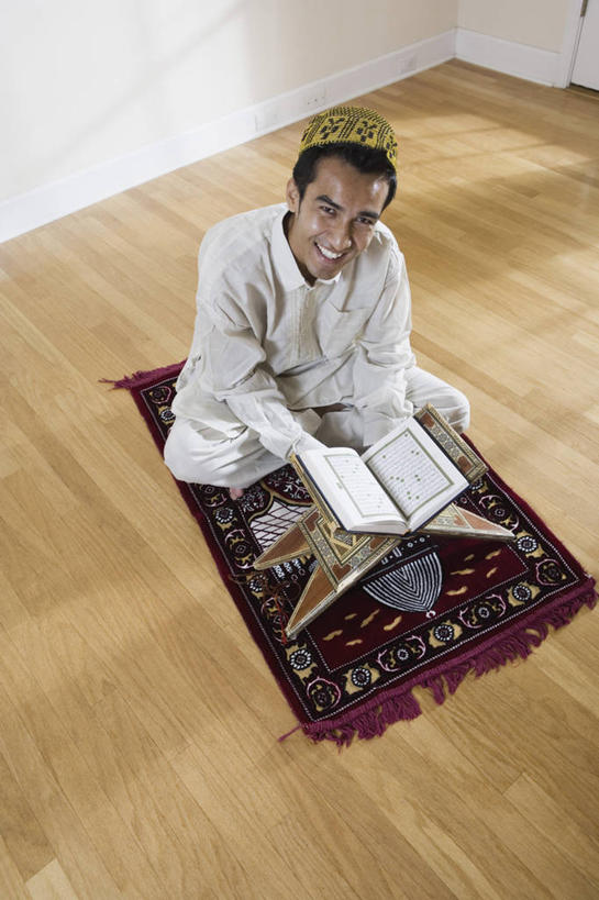 西方人,一个人,坐,笑,盘腿,微笑,露齿笑,竖图,俯视,室内,白天,地毯,桌面,桌子,帽子,书籍,欧洲,欧洲人,仅一个男性,仅一个人,一本,阴影,服装,节日,装饰,编织,反射,木制,影子,手工艺品,墙,织物,注视,休闲装,礼帽,文化,墙壁,墙面,仅一个年轻男性,衣服,白色,木制品,书本,工艺品,观察,看,祈祷,休闲,健康,休闲服,许愿,宗教,服饰,信仰,观看,纪念,华丽,修饰,祈求,点缀,察看,伊斯兰教,关注,经书,古兰经,衬托,美观,雅致,雅观,平安,男人,男性,年轻男性,白种人,书,图书,盘腿而坐,盘膝,盘着腿的,盘着腿坐,双腿交叉,抬头,仰头,坐着,彩图,高角度拍摄,全身