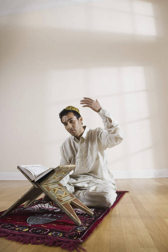西方人,一个人,坐,举,盘腿,竖图,室内,白天,正面,地毯,桌面,桌子,帽子,书籍,欧洲,欧洲人,仅一个男性,仅一个人,一本,阴影,服装,节日,装饰,编织,反射,木制,影子,手工艺品,墙,织物,注视,休闲装,礼帽,文化,墙壁,墙面,仅一个年轻男性,衣服,白色,木制品,书本,工艺品,观察,看,祈祷,托,休闲,健康,休闲服,许愿,宗教,服饰,信仰,观看,纪念,华丽,修饰,祈求,点缀,察看,伊斯兰教,关注,经书,古兰经,衬托,美观,雅致,雅观,平安,男人,男性,年轻男性,白种人,书,图书,举起,举手,举着,盘腿而坐,盘膝,盘着腿的,盘着腿坐,双腿交叉,向上举,向上伸,向上托,坐着,彩图,全身