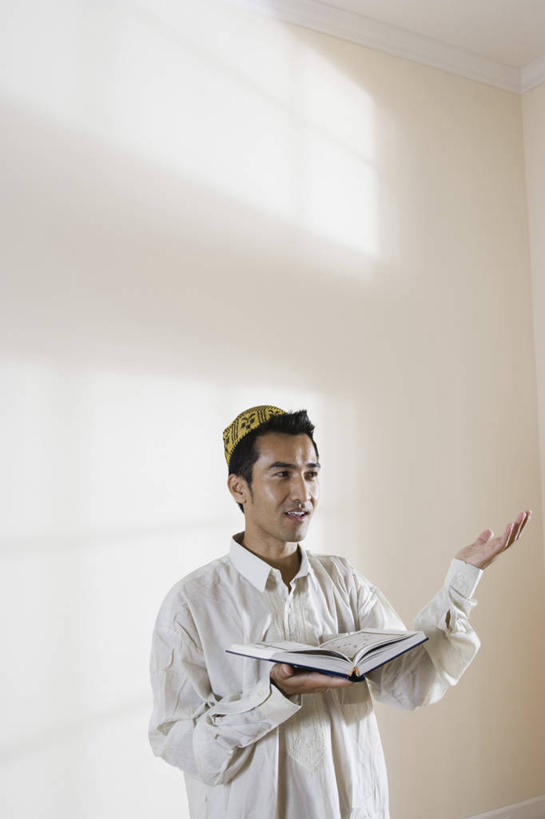 西方人,一个人,站,举,捧,竖图,室内,白天,正面,帽子,书籍,欧洲,欧洲人,仅一个男性,仅一个人,阴影,服装,节日,反射,影子,墙,注视,休闲装,礼帽,文化,墙壁,墙面,仅一个年轻男性,衣服,白色,书本,观察,看,祈祷,托,站着,休闲,健康,休闲服,许愿,宗教,服饰,信仰,观看,纪念,祈求,察看,伊斯兰教,祷告,关注,经书,古兰经,平安,男人,男性,年轻男性,白种人,书,图书,端,端着,举起,举手,举着,捧着,手捧,向上举,向上伸,向上托,站立,半身,彩图