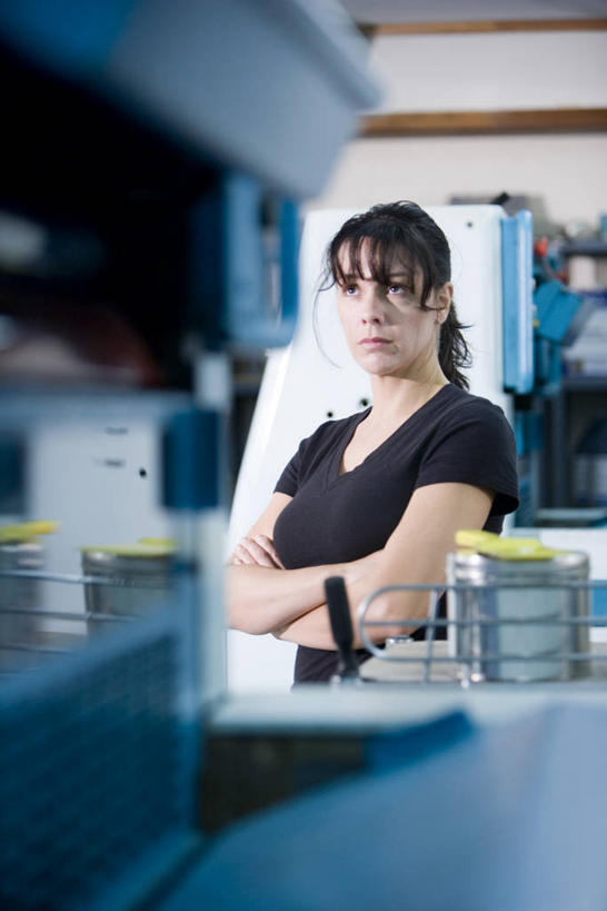 西方人,一个人,技术人员,工厂,站,双手交叉,竖图,室内,白天,正面,工作服,制服,车间,机器,欧洲,欧洲人,仅一个女性,仅一个人,朦胧,模糊,印刷,注视,设备,工人,观察,看,站着,仅一个中年女性,机械,观看,察看,双手抱胸,关注,印刷机,工作制服,女人,女性,中年女性,白种人,员工,技术员,站立,半身,彩图,工作套服,制造厂,印刷设备,匠人,劳动者,体力工,技工