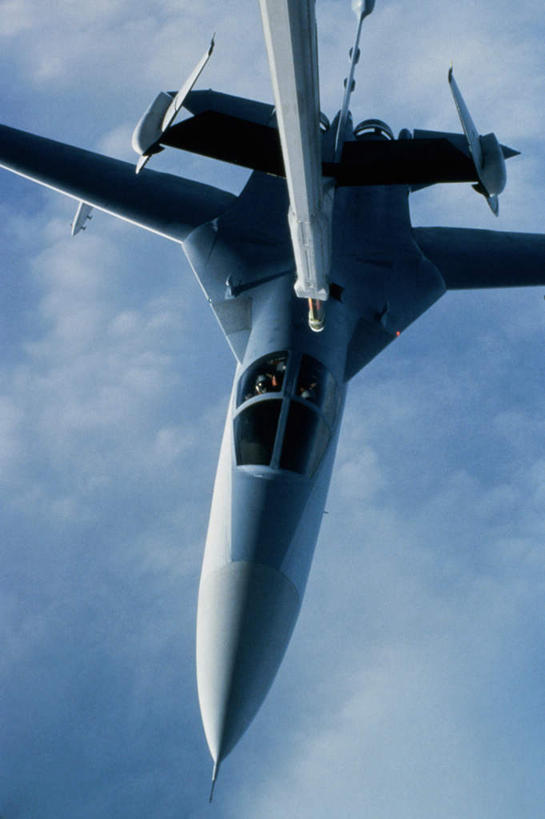 无人,竖图,俯视,航拍,室外,白天,机器,飞机,美国,飞翔,阴影,飞行,光线,影子,云,云朵,翱翔,云彩,飞,蓝色,白云,蓝天,天空,阳光,天,发动机,机械,空军,晴朗,战斗机,北美,北美洲,鸟瞰,美洲,军用机,加油机,美军,军用战斗机,两架,KC-10加油机,KC-10空中加油机,北亚美利加洲,亚美利加洲,飞机发动机,航空发动机,晴空,彩图,高角度拍摄,EF-111A渡鸦式电子战飞机