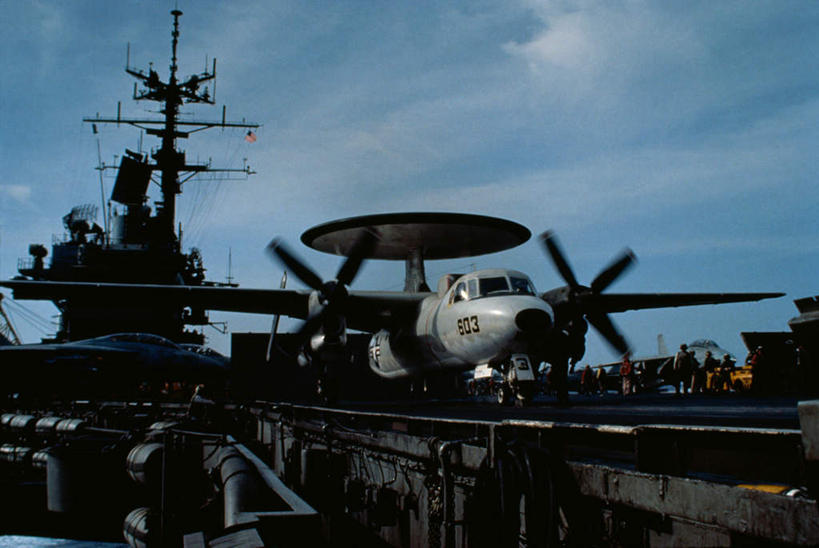 西方人,伙伴,朋友,站,横图,室外,白天,正面,工作服,制服,友谊,合作,团队,机器,飞机,船,欧洲,美国,欧洲人,阴影,光线,影子,云,云朵,许多人,云彩,注视,蓝色,白云,蓝天,天空,阳光,天,观察,看,站着,一群人,发动机,机械,战略,军舰,空军,晴朗,观看,甲板,战斗机,察看,北美,北美洲,关注,航母,美洲,战舰,航空母舰,军用机,预警机,美军,飞行甲板,军用战斗机,军用战舰,战船,E-2C鹰眼预警机,E-2C预警机,北亚美利加洲,亚美利加洲,联合,合谋,工作制服,空母,载机巡洋舰,飞机发动机,航空发动机,配合,协作,男人,男性,中年男性,白种人,晴空,站立,彩图,全身,工作套服