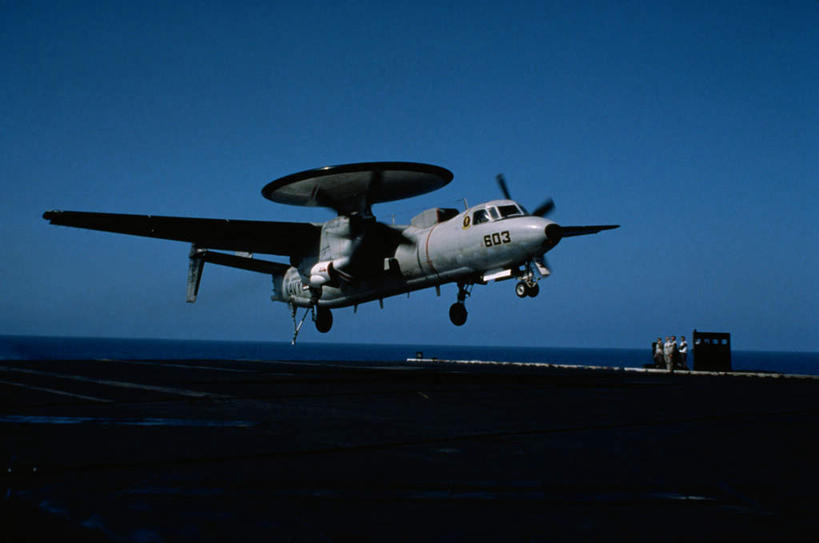 西方人,伙伴,朋友,站,横图,室外,白天,仰视,友谊,合作,团队,机器,飞机,船,欧洲,美国,欧洲人,飞翔,阴影,服装,飞行,光线,影子,许多人,翱翔,注视,休闲装,飞,衣服,蓝色,蓝天,天空,阳光,天,观察,看,站着,一群人,休闲,休闲服,发动机,机械,战略,服饰,军舰,空军,一架,晴朗,观看,甲板,战斗机,察看,北美,北美洲,关注,航母,美洲,战舰,航空母舰,军用机,预警机,美军,飞行甲板,军用战斗机,军用战舰,战船,万里无云,E-2C鹰眼预警机,E-2C预警机,北亚美利加洲,亚美利加洲,联合,合谋,空母,载机巡洋舰,飞机发动机,航空发动机,配合,协作,男人,男性,中年男性,白种人,晴空,晴空万里,站立,彩图,低角度拍摄,全身