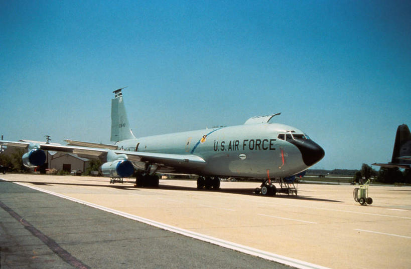 无人,机场,横图,室外,白天,正面,飞机,飞机场,美国,阴影,光线,影子,航空,蓝色,蓝天,天空,阳光,停机坪,天,空军,一架,晴朗,战斗机,北美,北美洲,美洲,军用机,加油机,美军,军用战斗机,万里无云,KC-135加油机,KC-135空中加油机,北亚美利加洲,亚美利加洲,晴空,晴空万里,彩图