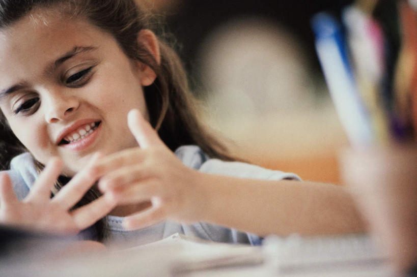 西方人,儿童,一个人,坐,笑,微笑,露齿笑,横图,室内,白天,正面,纯洁,欧洲,欧洲人,仅一个女性,仅一个人,握,阴影,服装,朦胧,模糊,反射,笔,影子,办公用品,注视,休闲装,文具,小孩,衣服,学习用品,观察,看,仅一个小孩,休闲,功课,休闲服,可爱,童年,童趣,握着,服饰,作业,观看,文具用品,察看,关注,童真,烂漫,无邪,天真,女孩,女人,女性,白种人,孩子,坐着,半身,彩图,女生