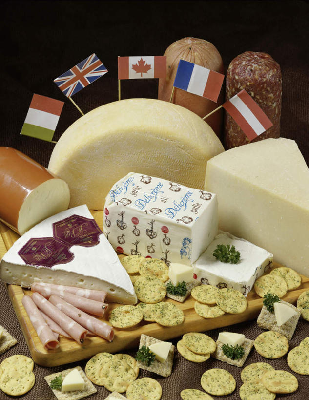 点心,面包,奶酪,无人,竖图,俯视,室内,特写,白天,旗帜,国旗,阴影,反射,影子,肉,干酪,起司,食品,面点,芝士,曲奇,营养,法国面包,肉类,食物,糕点,英国国旗,饼干,零食,乳酪,法棍,米字旗,长棍面包,乳制品,加拿大国旗,发酵,肉食,曲奇饼,曲奇饼干,法国国旗,法式长棍面包,旗,彩图,高角度拍摄,三色旗