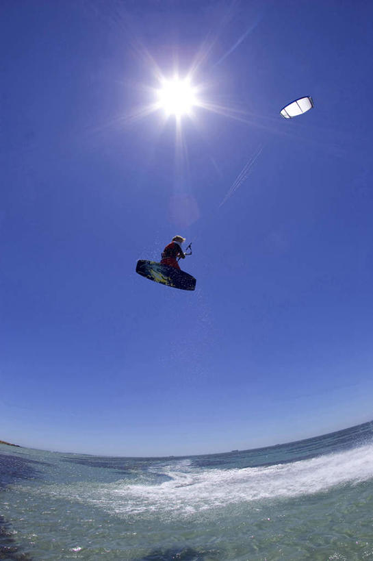 西方人,一个人,举,竖图,室外,白天,仰视,运动服,锻炼,旅游,度假,运动,海浪,海洋,太阳,欧洲,欧洲人,仅一个男性,仅一个人,握,阴影,服装,光线,影子,浪花,娱乐,极限运动,仅一个年轻男性,衣服,蓝色,蓝天,天空,阳光,海水,天,托,享受,休闲,放松,握着,服饰,晴朗,衣着,穿着,室外运动,户外运动,海景,冲浪风筝,万里无云,衣饰,风筝冲浪,男人,男性,年轻男性,白种人,大海,风浪,海,海水的波动,近岸浪,涌浪,晴空,晴空万里,举起,举手,举着,向上举,向上伸,向上托,彩图,低角度拍摄,全身,健身,运动装