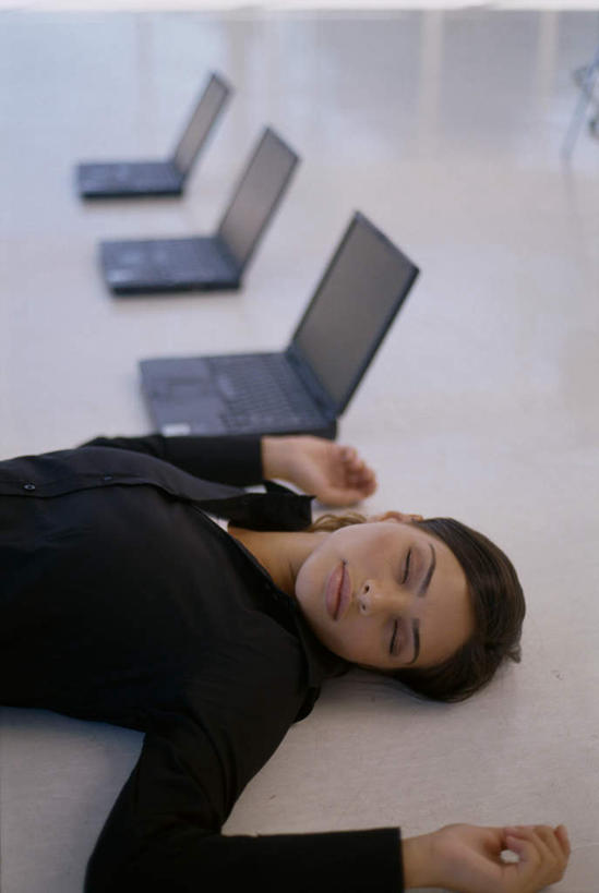 西方人,一个人,商务人士,商务女性,躺,举,闭眼,睡,竖图,俯视,室内,白天,电脑,笔记本电脑,欧洲,欧洲人,仅一个年轻女性,仅一个女性,仅一个人,阴影,套装,反射,网络,瓷砖,地砖,影子,地面,通讯设备,托,三台,无线,通信设备,商务装,无线网络,无线上网,便携式电脑,工薪阶层,卧着,手提电脑,年轻女性,女人,女性,白种人,白领,上班族,闭眼睛,闭着眼,闭着眼睛,举起,举手,举着,困,困觉,寝息,睡觉,躺着,卧,向上举,向上伸,向上托,半身,彩图,高角度拍摄