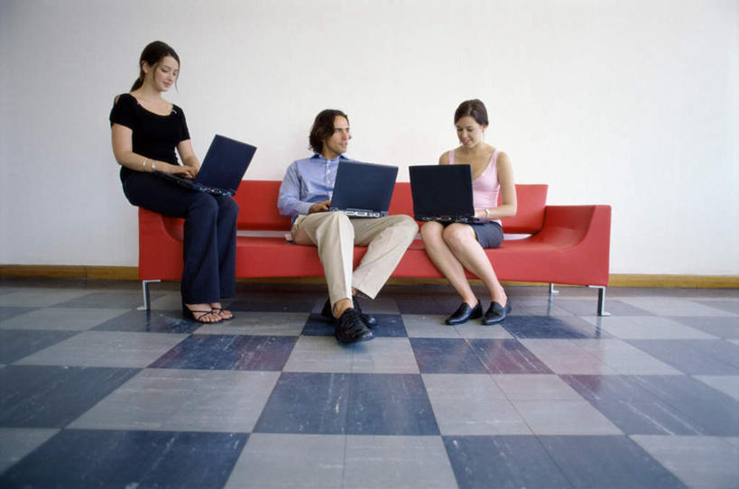 西方人,三个人,同事,商务人士,商务男性,商务女性,办公室,坐,横图,室内,白天,正面,高跟鞋,衬衫,时尚,成功,合作,团队,集体,信心,电脑,笔记本电脑,沙发,鞋子,欧洲,欧洲人,敲打,阴影,套装,反射,网络,瓷砖,地砖,影子,墙,地面,注视,输入,通讯设备,队伍,墙壁,墙面,红色,白色,打字,观察,看,观看,点击,敲击,三台,察看,无线,领导,成就,关注,时髦,通信设备,商务装,无线网络,合伙,领袖,布艺沙发,无线上网,便携式电脑,工薪阶层,时兴,按键,手提电脑,男人,男性,年轻男性,年轻女性,女人,女性,白种人,白领,上班族,坐着,彩图,全身,衬衣,皮鞋