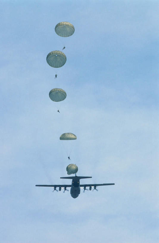 西方人,四个人,伙伴,朋友,飞行员,竖图,室外,白天,仰视,友谊,合作,团队,飞机,降落伞,欧洲,美国,欧洲人,阴影,服装,光线,影子,云,云朵,着陆,云彩,衣服,蓝色,白云,蓝天,天空,阳光,天,战略,运输,服饰,空军,一架,晴朗,直升机,登陆,战斗机,北美,北美洲,衣着,穿着,载具,下降,美洲,降落,军用机,大力神运输机,运输机,美军,军用战斗机,C-130大力神运输机,北亚美利加洲,亚美利加洲,联合,合谋,衣饰,航空工具,减速器,配合,协作,男人,男性,中年男性,白种人,飞行人员,晴空,彩图,低角度拍摄,全身