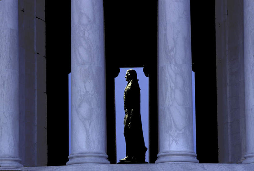 一个人,无人,站,横图,室外,白天,仰视,旅游,度假,标志建筑,地标,建筑,雕塑,美国,仅一个男性,仅一个人,仅一个中年男性,阴影,艺术,装饰,光线,雕刻,雕像,影子,柱子,纪念馆,首都,娱乐,建设,蓝色,蓝天,天空,阳光,工艺品,天,站着,享受,休闲,旅游胜地,放松,晴朗,纪念,军人,美术,北美,北美洲,总统,主题,美洲,陈列,华盛顿特区,万里无云,杰弗逊纪念堂,杰佛逊纪念堂,华盛顿哥伦比亚特区,华府,杰斐逊纪念堂,功能,美学,北亚美利加洲,亚美利加洲,政治家,美国总统,杰弗逊.汉密尔顿.戴维斯,男人,男性,中年男性,晴空,晴空万里,站立,彩图,低角度拍摄,全身