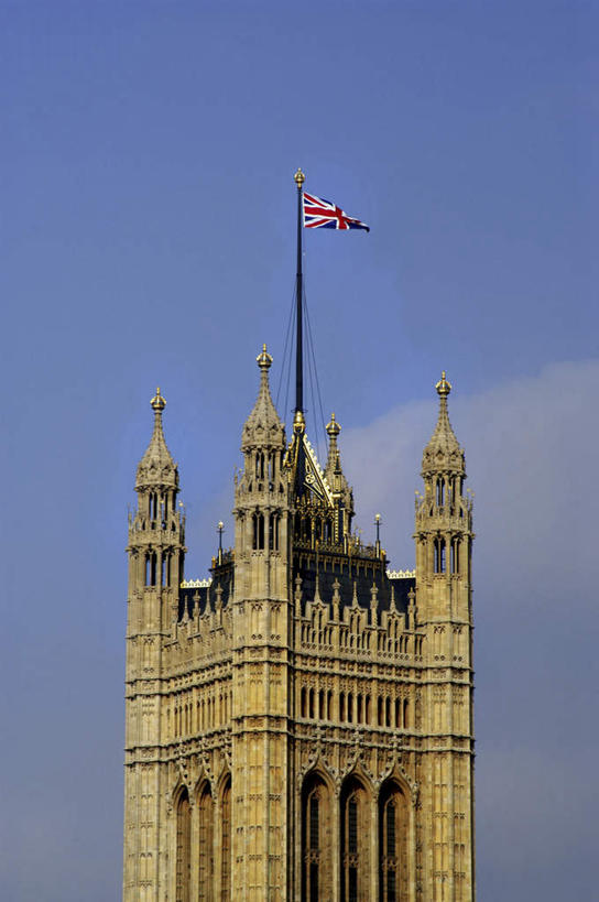 无人,高楼大厦,竖图,室外,白天,仰视,旅游,度假,标志建筑,大厦,地标,建筑,摩天大楼,旗帜,国旗,英国,欧洲,伦敦,阴影,光线,影子,云,云朵,首都,云彩,娱乐,建设,威斯敏斯特宫,国会大厦,蓝色,白云,蓝天,天空,阳光,英国国旗,楼宇,天,享受,休闲,旅游胜地,放松,晴朗,米字旗,西欧,大不列颠,威斯敏斯特市,国会大楼,大不列颠及北爱尔兰联合王国,英国议会大厦,议会大厦,议会大楼,首都大厦,州议会大厦,州政府,州会议厅,大不列颠联合王国,日不落英帝国,雾都,旗,晴空,彩图,低角度拍摄,大楼,高层建筑,高楼,摩天楼