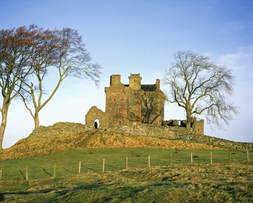 无人,栏杆,横图,室外,白天,仰视,旅游,度假,草地,草坪,名胜古迹,植物,标志建筑,地标,建筑,英国,欧洲,阴影,遗迹,光线,影子,栅栏,堡垒,城堡,篱笆,云,云朵,围栏,云彩,古迹,文物,娱乐,建设,古建筑,护栏,苏格兰,草,树,树木,蓝色,绿色,白云,蓝天,天空,阳光,自然,天,享受,休闲,旅游胜地,放松,生长,晴朗,成长,西欧,要塞,大不列颠,古文明,大不列颠及北爱尔兰联合王国,大不列颠联合王国,日不落英帝国,苏格兰王国,设防,珀斯.金罗斯,晴空,彩图,低角度拍摄