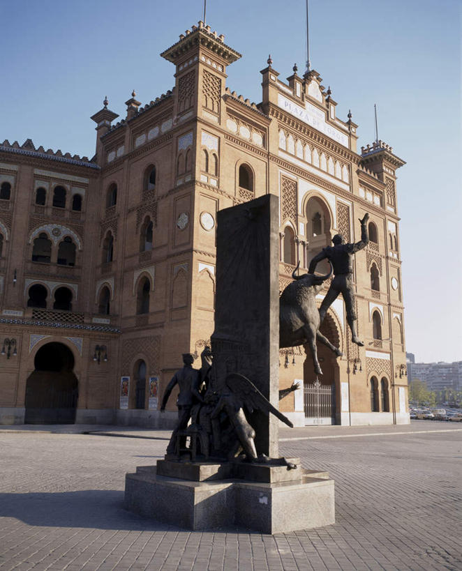 西方人,一个人,无人,站,举,竖图,室外,白天,仰视,旅游,度假,名胜古迹,门,标志建筑,地标,建筑,雕塑,西班牙,欧洲,欧洲人,仅一个男性,仅一个人,阴影,遗迹,艺术,装饰,光线,雕刻,雕像,影子,墙,古迹,文物,娱乐,建设,古建筑,石雕,裸露,萨拉曼卡,斗牛场,墙壁,墙面,仅一个年轻男性,蓝色,蓝天,天空,阳光,工艺品,门框,天,托,站着,享受,休闲,橙色,旅游胜地,放松,晴朗,纪念,美术,南欧,主题,裸,陈列,古文明,拉斯班塔斯斗牛场,万里无云,西班牙王国,功能,美学,男人,男性,年轻男性,白种人,晴空,晴空万里,举起,举手,举着,向上举,向上伸,向上托,站立,彩图,低角度拍摄,全身