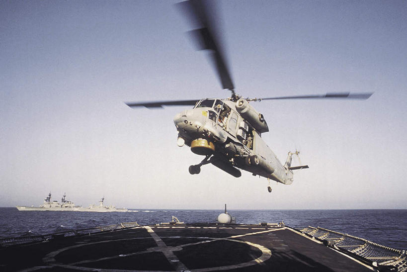 无人,机场,横图,俯视,航拍,室外,白天,海浪,海洋,飞机,飞机场,美国,一艘,飞翔,朦胧,模糊,飞行,浪花,水平线,辽阔,海平线,翱翔,航空,飞,蓝色,蓝天,天空,海水,停机坪,天,广阔,空军,晴朗,一望无际,直升机,战斗机,北美,北美洲,鸟瞰,美洲,海景,军用机,美军,军用战斗机,万里无云,北亚美利加洲,亚美利加洲,无边无际,一马平川,大海,风浪,海,海水的波动,近岸浪,涌浪,晴空,晴空万里,彩图,高角度拍摄,SH2F直升机,水天相接,水天一线