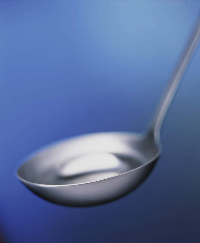 无人,竖图,室内,特写,白天,正面,烹饪,静物,厨具,金属制品,阴影,蓝色背景,朦胧,模糊,反射,金属,影子,锅铲,摄影,影棚,烹饪用具,烹调用具,烹调,彩图,影棚拍摄,拍摄