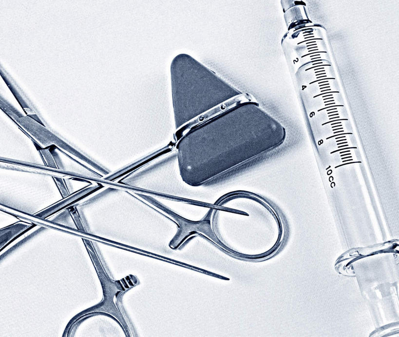 无人,横图,俯视,室内,特写,白天,白色背景,静物,金属制品,修剪,阴影,反射,金属,锤子,工具,剪刀,影子,针管,针筒,注射,摄影,影棚,裁剪,医疗,医疗设备,诊断,注射器,剪子,剪裁,切割,手术剪刀,手术剪,叩诊锤,判断,彩图,高角度拍摄,影棚拍摄,拍摄