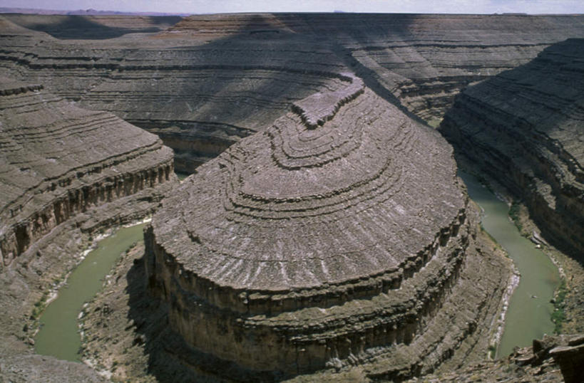 无人,公园,横图,俯视,航拍,室外,白天,旅游,度假,河流,石头,美景,山,山脉,水,峡谷,美国,阴影,光线,石子,影子,河水,景观,山峰,水流,山谷,山峦,娱乐,蓝色,蓝天,天空,阳光,自然,群山,天,享受,休闲,景色,放松,晴朗,北美,北美洲,犹他州,岩层,鸟瞰,自然风光,美洲,万里无云,鹅颈州立公园,圣胡安河,北亚美利加洲,亚美利加洲,犹他,蜂窝之州,蜂房州,石块,岩石,晴空,晴空万里,彩图,高角度拍摄