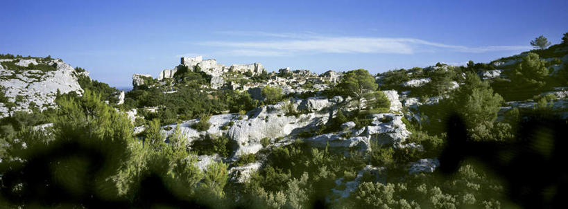 无人,横图,全景,室外,白天,正面,旅游,度假,石头,美景,森林,山,山脉,树林,天际线,植物,法国,欧洲,阴影,光线,石子,影子,景观,山峰,云,云朵,山峦,云彩,娱乐,树,树木,蓝色,绿色,白云,蓝天,天空,阳光,自然,群山,天,享受,休闲,景色,放松,生长,晴朗,成长,自然风光,法兰西共和国,法兰西第五共和国,普罗旺斯.阿尔卑斯.蓝色海岸,普罗旺斯.阿尔卑斯.蓝色海岸大区,罗讷河口省,罗讷河口,石块,岩石,晴空,彩图