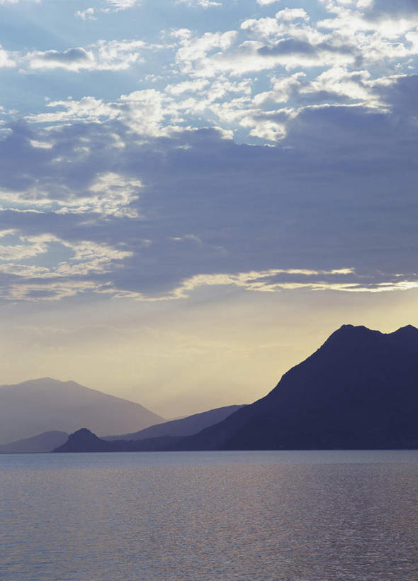 无人,竖图,室外,白天,正面,旅游,度假,湖,湖泊,美景,日落,山,山脉,水,意大利,欧洲,阴影,波纹,光线,影子,湖面,景观,山峰,水流,水面,晚霞,霞光,云,云朵,落日,涟漪,山峦,背光,云彩,娱乐,蓝色,白云,倒影,蓝天,水纹,天空,阳光,自然,黄昏,波浪,湖水,群山,天,享受,休闲,景色,彩霞,放松,晴朗,倒映,南欧,自然风光,逆光,意大利共和国,水晕,夕照,反照,马焦雷湖,晴空,夕阳,彩图,斜阳