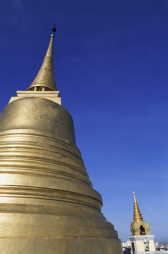 无人,寺庙,竖图,室外,白天,正面,旅游,度假,标志建筑,地标,建筑,曼谷,泰国,亚洲,阴影,节日,光线,影子,墙,塔,首都,文化,娱乐,建设,宝塔,墙壁,墙面,蓝色,蓝天,天空,阳光,庙宇,天,祈祷,享受,休闲,健康,金色,旅游胜地,放松,许愿,宗教,东南亚,佛教,信仰,晴朗,纪念,祈求,富贵,忠诚,万里无云,泰王国,富丽,释教,名誉,荣华,金山寺,浮图,浮屠,平安,晴空,晴空万里,彩图,庙,寺
