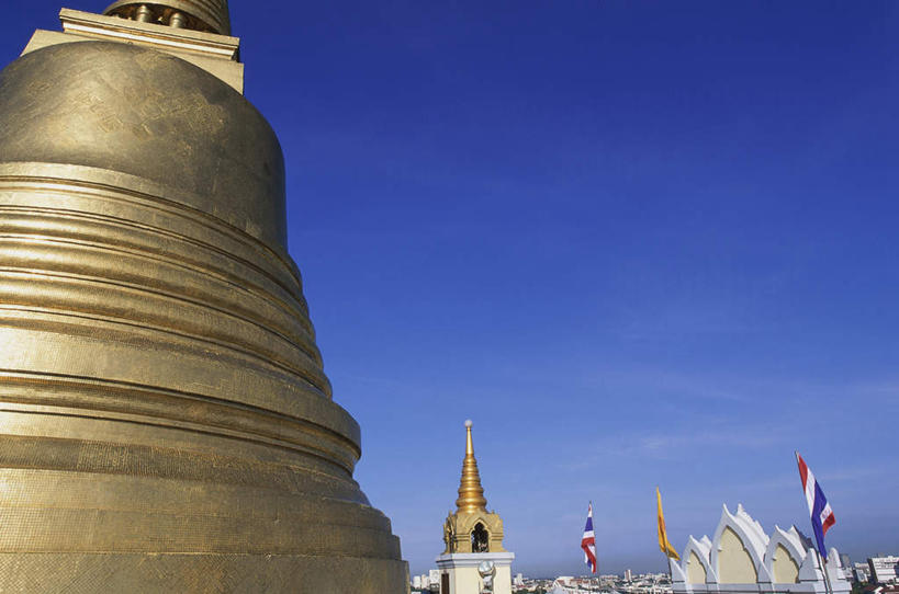 无人,寺庙,横图,室外,白天,仰视,旅游,度假,标志建筑,地标,建筑,旗帜,曼谷,泰国,亚洲,阴影,节日,光线,影子,墙,塔,首都,文化,娱乐,旗子,建设,宝塔,墙壁,墙面,蓝色,蓝天,天空,阳光,庙宇,天,祈祷,享受,休闲,健康,金色,旅游胜地,放松,许愿,宗教,东南亚,佛教,信仰,晴朗,纪念,祈求,富贵,忠诚,万里无云,泰王国,富丽,旌旗,旗号,释教,名誉,荣华,金山寺,浮图,浮屠,平安,晴空,晴空万里,彩图,低角度拍摄,庙,寺