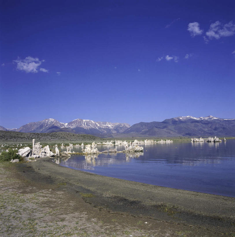 无人,竖图,室外,白天,正面,旅游,度假,草地,草坪,湖,湖泊,石头,美景,山,山脉,水,植物,美国,阴影,波纹,光线,石子,影子,湖面,景观,山峰,水流,水面,云,云朵,涟漪,山峦,云彩,娱乐,草,树,树木,蓝色,绿色,白云,倒影,蓝天,水纹,天空,阳光,自然,波浪,湖水,群山,天,享受,休闲,景色,放松,生长,晴朗,成长,倒映,北美,北美洲,加利福尼亚,自然风光,美洲,加州,沉积岩,加利福尼亚州,金州,黄金州,水晕,北亚美利加洲,亚美利加洲,反照,莫诺湖,水成岩,石块,岩石,晴空,彩图