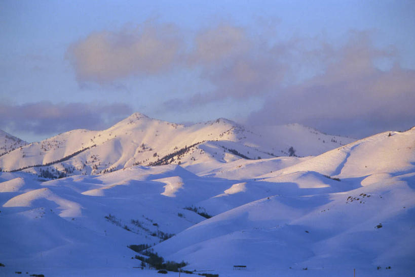 无人,横图,室外,白天,正面,旅游,度假,石头,美景,山,雪,雪山,大雪,美国,阴影,光线,石子,影子,冰,积雪,景观,山顶,山峰,雪景,云,云朵,冬季,冬天,山峦,云彩,娱乐,蓝色,白云,蓝天,天空,阳光,自然,天,享受,休闲,景色,放松,寒冷,晴朗,冰冷,北美,北美洲,自然风光,美洲,爱达荷州,北亚美利加洲,亚美利加洲,严寒,冰凉,酷寒,凛冽,凛凛,极冷,爱达荷,爱达华州,宝石之州,宝石州,颠峰,极峰,石块,岩石,晴空,彩图