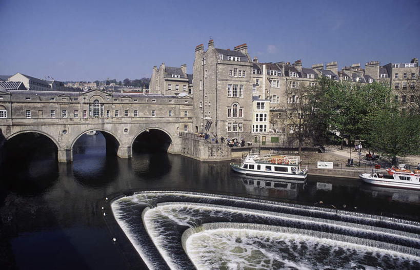 无人,家,横图,室外,白天,正面,度假,河流,石头,美景,水,植物,城市风光,城市,轮船,船,英国,欧洲,阴影,波纹,飞溅,溅,光线,石子,液体,影子,房屋,屋子,河水,景观,水滴,水流,公寓,桥,娱乐,石桥,洋房,楼房,英格兰,拱桥,住宅,栈桥,水珠,树,树木,蓝色,绿色,蓝天,水纹,天空,阳光,自然,船尾波,交通工具,波浪,天,享受,休闲,景色,放松,拱形,生长,晴朗,成长,人行桥,石拱桥,西欧,喷洒,载具,大不列颠,巴斯,大不列颠及北爱尔兰联合王国,万里无云,大不列颠联合王国,日不落英帝国,英吉利,萨默塞特郡,萨默塞特,石块,晴空,晴空万里,彩图,房子,普尔特尼桥