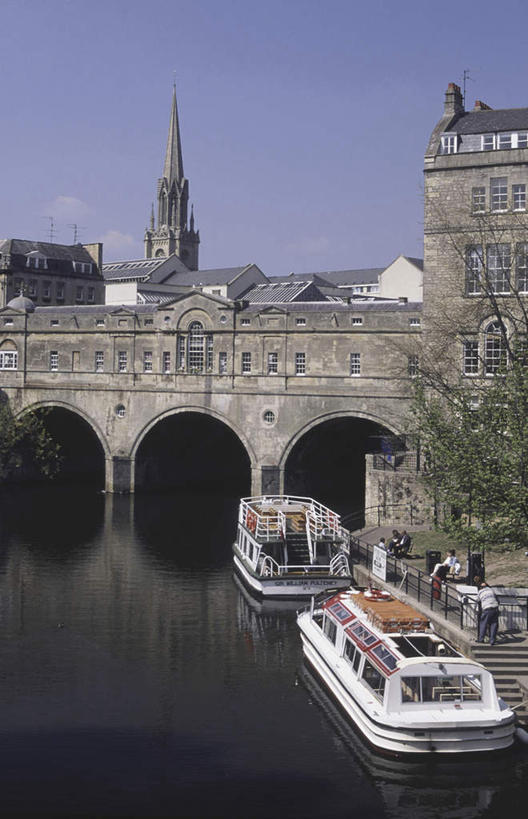 无人,家,竖图,室外,白天,正面,度假,河流,石头,美景,水,植物,城市风光,城市,轮船,船,英国,欧洲,阴影,光线,石子,影子,房屋,屋子,河水,景观,水流,公寓,桥,娱乐,石桥,洋房,楼房,英格兰,拱桥,住宅,栈桥,树,树木,蓝色,绿色,蓝天,天空,阳光,自然,交通工具,天,享受,休闲,景色,放松,拱形,生长,晴朗,成长,人行桥,石拱桥,西欧,载具,大不列颠,巴斯,大不列颠及北爱尔兰联合王国,万里无云,大不列颠联合王国,日不落英帝国,英吉利,萨默塞特郡,萨默塞特,石块,晴空,晴空万里,彩图,房子,普尔特尼桥