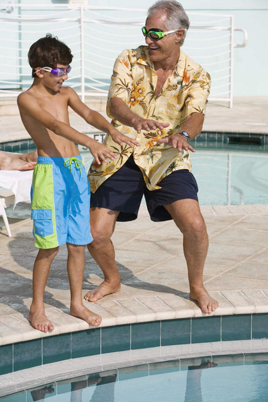 西方人,儿童,老年人,两个人,家庭,祖父,体育馆,游泳池,站,笑,微笑,露齿笑,竖图,室外,白天,正面,民族服装,衬衫,旅游,度假,纯洁,水,欧洲,欧洲人,墨镜,眼镜,泳镜,水池,水面,注视,娱乐,泳池,小孩,太阳镜,太阳眼镜,游泳眼镜,观察,看,站着,享受,休闲,温暖,温馨,一家人,遮阳镜,放松,可爱,童年,童趣,爷爷,观看,祖孙,和睦,察看,游泳馆,关注,童真,烂漫,无邪,外公,外祖父,外孙,外孙子,天真,老年男性,男孩,男人,男性,白种人,孩子,孙子,站立,彩图,全身,衬衣,传统服装,民俗服,夏威夷衬衫,融洽,男生