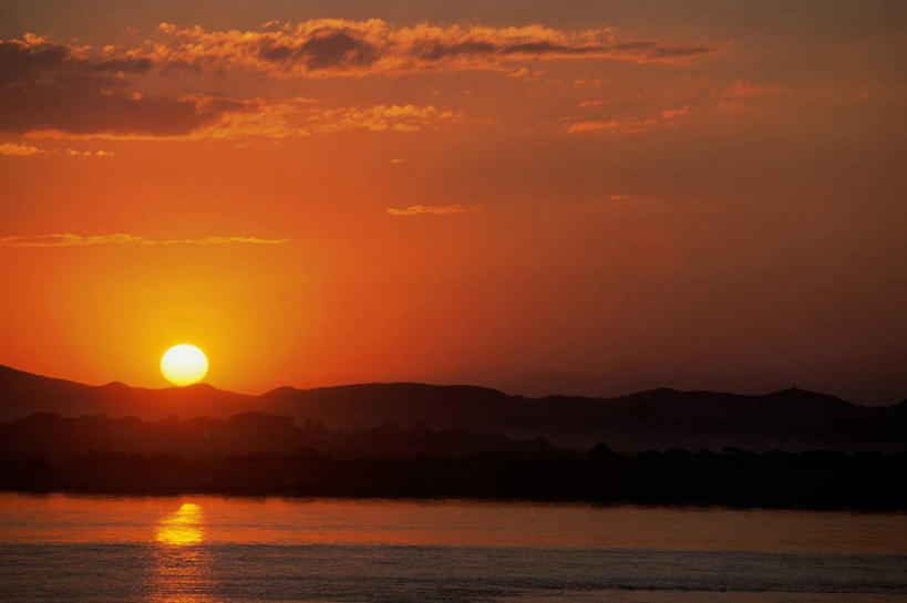 无人,横图,室外,白天,正面,旅游,度假,河流,石头,美景,日落,山,山脉,水,缅甸,亚洲,波纹,石子,河水,景观,山峰,水流,晚霞,霞光,落日,涟漪,山峦,背光,娱乐,倒影,水纹,自然,黄昏,波浪,群山,享受,休闲,景色,彩霞,放松,东南亚,倒映,自然风光,逆光,缅甸联邦,伊洛瓦底江,曼德勒,省会,水晕,夕照,反照,曼德勒省,石块,岩石,夕阳,彩图,斜阳