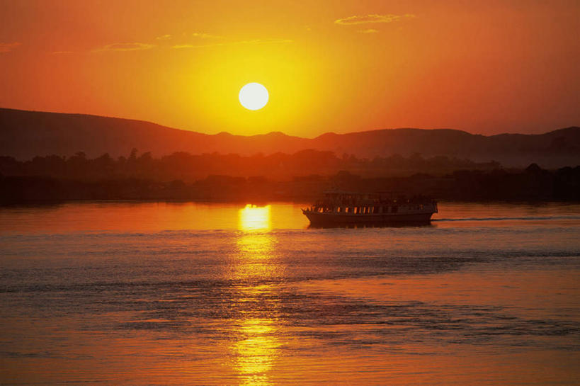 无人,横图,室外,白天,正面,旅游,度假,河流,石头,美景,日落,山,山脉,水,船,缅甸,亚洲,波纹,石子,河水,景观,山峰,水流,晚霞,霞光,落日,木船,涟漪,山峦,背光,娱乐,倒影,水纹,自然,黄昏,交通工具,波浪,群山,享受,休闲,景色,彩霞,放松,东南亚,倒映,舟,自然风光,载具,逆光,缅甸联邦,伊洛瓦底江,曼德勒,省会,水晕,夕照,反照,曼德勒省,石块,岩石,夕阳,彩图,斜阳