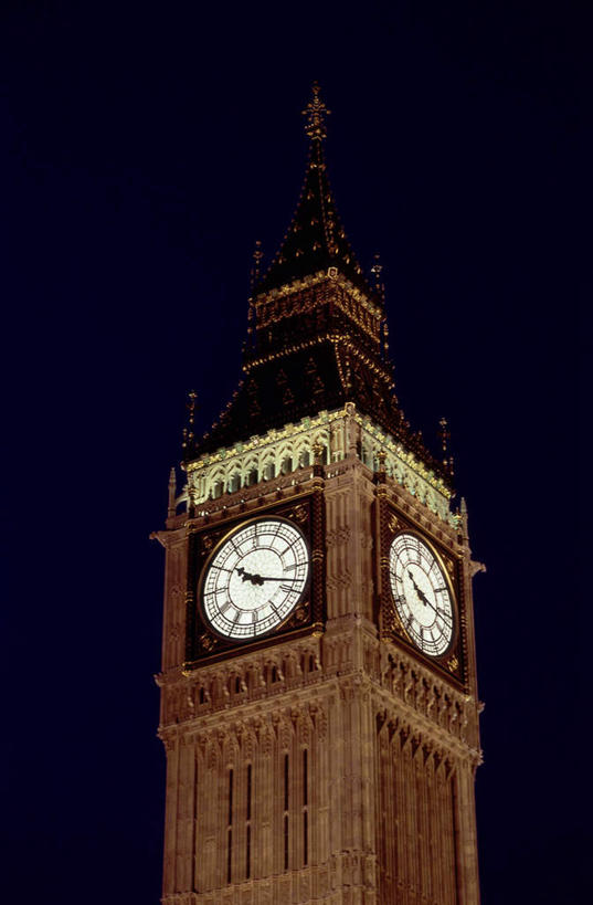 无人,竖图,室外,夜晚,仰视,旅游,度假,名胜古迹,标志建筑,地标,建筑,英国,欧洲,伦敦,阴影,遗迹,时间,光线,时钟,影子,墙,钟楼,灯光,首都,计时,古迹,文物,娱乐,建设,古建筑,大本钟,大笨钟,墙壁,墙面,钟表,享受,休闲,表,旅游胜地,放松,西欧,大不列颠,古文明,大不列颠及北爱尔兰联合王国,塔钟,大不列颠联合王国,日不落英帝国,雾都,威斯敏斯特宫报时钟,伊丽莎白塔,钟,彩图,低角度拍摄