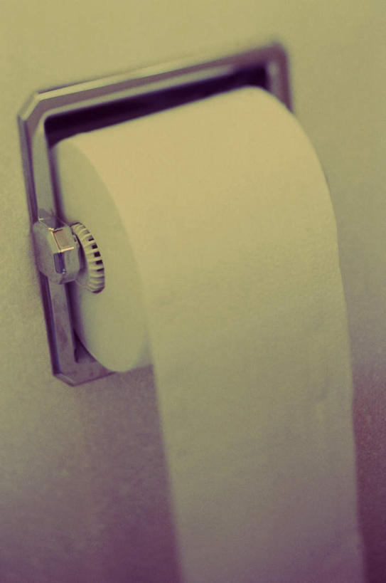 无人,竖图,室内,特写,白天,正面,生活用品,静物,阴影,反射,影子,纸,一个,白色,纸巾,日用品,单个,卫生纸,生活用纸,彩图