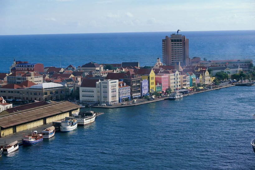 无人,家,横图,俯视,室外,白天,度假,海浪,海洋,美景,植物,城市风光,城市,轮船,船,停靠,阴影,光线,影子,房屋,屋子,景观,浪花,水平线,公寓,辽阔,海平线,娱乐,洋房,楼房,住宅,树,树木,蓝色,绿色,蓝天,天空,阳光,自然,海水,交通工具,天,享受,休闲,广阔,景色,南美,放松,生长,晴朗,成长,一望无际,南美洲,西印度群岛,拉丁美洲,停泊,载具,美洲,海景,荷属安的列斯群岛,万里无云,亚美利加洲,南亚美利加洲,无边无际,一马平川,库拉索岛,大海,风浪,海,海水的波动,近岸浪,涌浪,晴空,晴空万里,彩图,高角度拍摄,房子,水天相接,水天一线