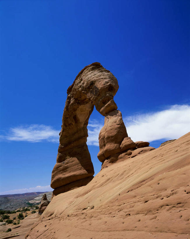 无人,公园,竖图,室外,白天,仰视,旅游,度假,石头,美景,沙漠,山,山脉,美国,阴影,光线,石子,影子,景观,山顶,山峰,云,云朵,拱门,山峦,云彩,娱乐,蓝色,白云,蓝天,天空,阳光,自然,群山,天,享受,休闲,景色,放松,晴朗,北美,北美洲,国家公园,犹他州,自然风光,美洲,拱门国家公园,沉积岩,拱石国家公园,北亚美利加洲,亚美利加洲,犹他,蜂窝之州,蜂房州,颠峰,极峰,水成岩,大漠,砂漠,石块,岩石,晴空,彩图,低角度拍摄