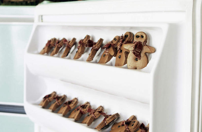 点心,无人,横图,室内,特写,白天,正面,圣诞节,一排,许多,节日,庆祝,整齐,并列,并排,人形,电器,冰箱,食品,甜点,很多,置物架,文化,冷冻,冷柜,架子,食物,糕点,排列,冷藏柜,饼干,甜食,零食,庆典,冷藏,纪念,储藏,家电,家用电器,队列,陈列架,平行,酥饼,姜饼,姜饼人,装饰饼干,保鲜,搁架,彩图