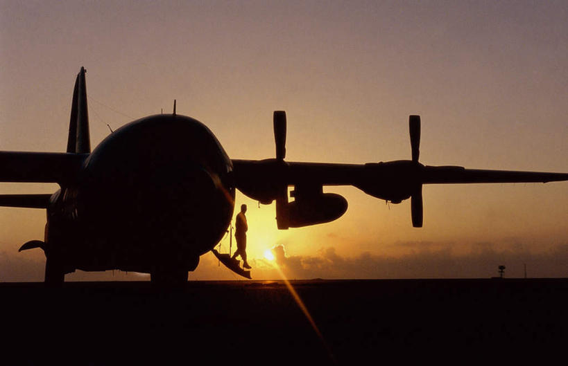 西方人,一个人,走,横图,室外,白天,侧面,日落,飞机,欧洲,美国,欧洲人,仅一个男性,仅一个人,阴影,服装,光线,影子,晚霞,霞光,落日,背光,注视,休闲装,仅一个年轻男性,衣服,阳光,黄昏,观察,看,休闲,休闲服,彩霞,运输,服饰,空军,一架,观看,直升机,战斗机,察看,北美,北美洲,关注,美洲,逆光,军用机,大力神运输机,运输机,美军,军用战斗机,C-130大力神运输机,北亚美利加洲,亚美利加洲,夕照,男人,男性,年轻男性,白种人,夕阳,步行,散步,走路,彩图,全身,斜阳