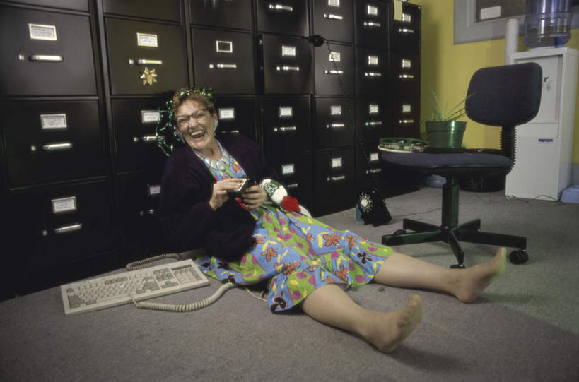 葡萄酒,西方人,腿部,脚,脚趾,脚趾甲,腿,一个人,商务人士,商务女性,坐,笑,微笑,露齿笑,横图,室内,白天,正面,奢侈,快乐,键盘,水,柜子,杯子,椅子,欧洲,欧洲人,仅一个女性,仅一个人,握,套装,材料,档案,电器,高脚杯,桶,文件,液体,塑料,浪漫,拿,拿着,注视,光脚,输入设备,通讯设备,饮用水,玻璃制品,酒,饮料,会议椅,酒杯,容器,塑料制品,资料,纯净水,矿泉水,香槟,观察,看,仅一个中年女性,赤脚,诱惑,握着,观看,储藏,办公椅,塑料桶,察看,家电,家用电器,饮水机,储存,关注,桶装水,文档,通信设备,商务装,档案柜,工薪阶层,蒸馏水,香槟杯,气泡酒,起泡酒,汽酒,商务椅,培训椅,女人,女性,中年女性,白种人,脚指甲,白领,上班族,玻璃杯,坐着,彩图,全身,高兴,欢笑,贮存