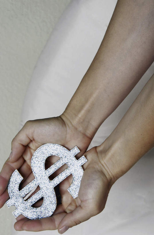 西方人,手,一个人,捧,竖图,俯视,室内,特写,白天,欧洲,欧洲人,双手,仅一个年轻女性,仅一个女性,仅一个人,阴影,反射,英文,标志,文字,影子,字符,字母,标识,手部,英文字母,美元符号,年轻女性,女人,女性,白种人,端,端着,捧着,手捧,半身,彩图,高角度拍摄