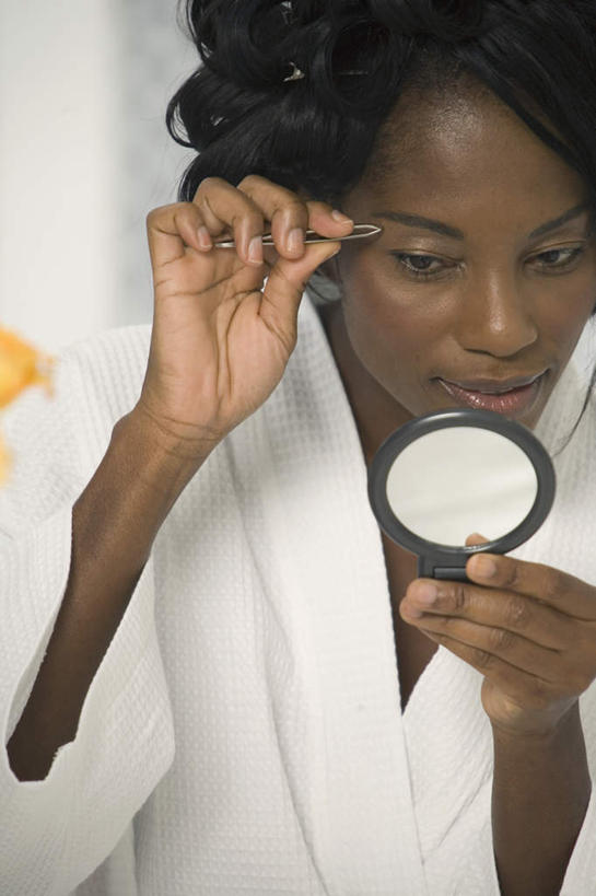 西方人,一个人,坐,笑,微笑,竖图,室内,白天,正面,浴袍,化妆,美容,时尚,镜子,欧洲,非洲,黑人,欧洲人,仅一个女性,仅一个人,握,阴影,朦胧,模糊,反射,影子,拿,拿着,注视,观察,看,仅一个中年女性,握着,观看,镜像,察看,美容工具,镜面,关注,修眉刀,化妆工具,光学,手镜,刮眉刀,女人,女性,中年女性,非洲人,坐着,半身,彩图,汤帷子,浴衣