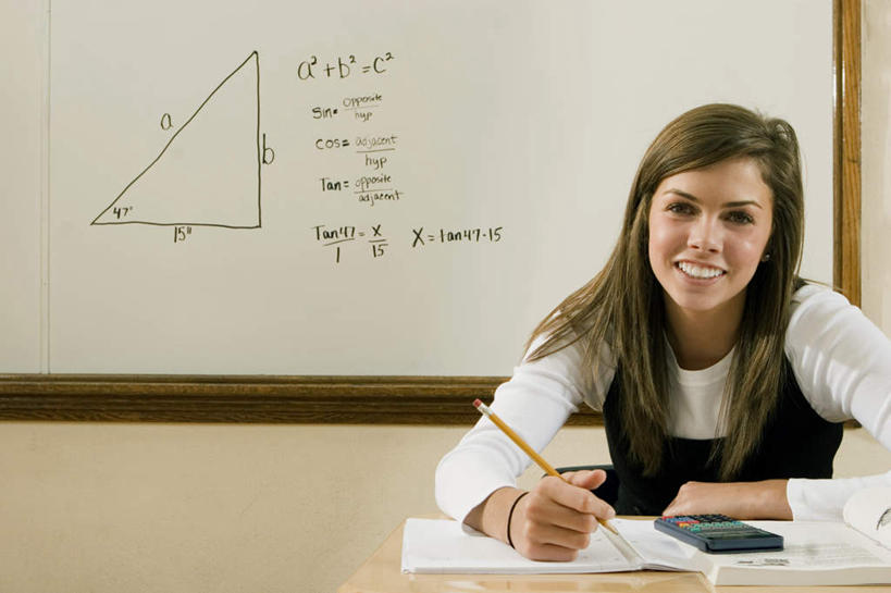 西方人,一个人,学校,坐,笑,微笑,露齿笑,横图,室内,白天,正面,计算器,桌子,书籍,欧洲,欧洲人,仅一个年轻女性,仅一个女性,仅一个人,握,服装,计算,科学,笔,三角形,图形,办公用品,记事本,几何,拿,拿着,注视,休闲装,书桌,校园,文具,衣服,白板,本子,笔记本,课桌,铅笔,学习用品,观察,看,休闲,教室,休闲服,握着,理财,财务,服饰,观看,文具用品,察看,关注,数学,记录板,直角三角形,记事板,年轻女性,女人,女性,白种人,书,图书,坐着,半身,彩图,Rt三角形,几何图形