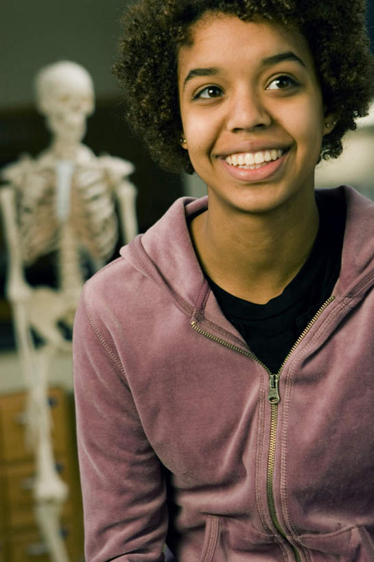 西方人,颅骨,骨骼,一个人,学校,站,笑,微笑,露齿笑,竖图,室内,白天,正面,欧洲,非洲,黑人,欧洲人,仅一个年轻女性,仅一个女性,仅一个人,服装,朦胧,模糊,骨头,注视,休闲装,校园,衣服,黑板,观察,看,站着,休闲,教室,休闲服,教学,服饰,观看,骨架,察看,关注,卫衣,鼻骨,顶骨,额骨,颈椎,颞骨,下颌骨,颧骨,耐磨,教学黑板,年轻女性,女人,女性,非洲人,头盖骨,站立,半身,彩图