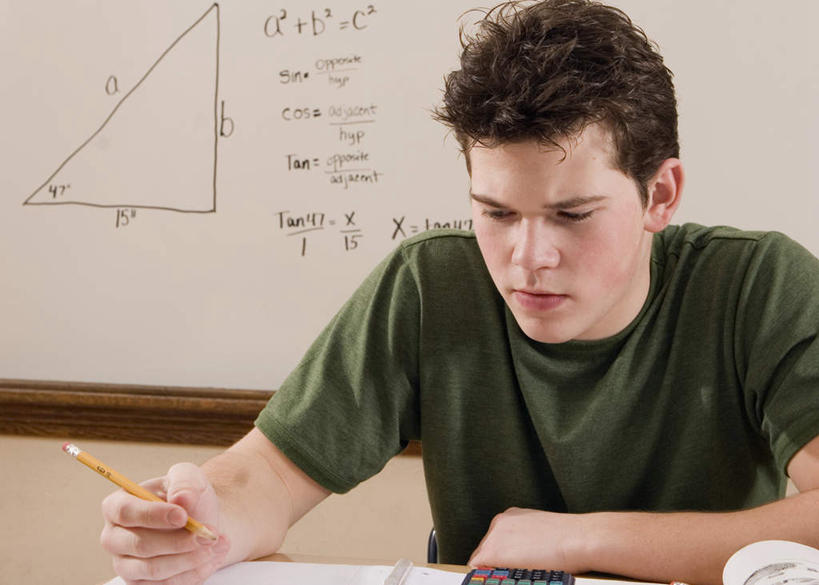 西方人,一个人,学校,坐,横图,室内,白天,正面,计算器,桌子,欧洲,欧洲人,仅一个男性,仅一个人,握,服装,朦胧,模糊,计算,科学,英文,笔,标志,三角形,图形,文字,字符,字母,墙,办公用品,记事本,几何,拿,拿着,注视,休闲装,标识,书桌,校园,墙壁,墙面,文具,仅一个年轻男性,衣服,白色,白板,本子,笔记本,课桌,铅笔,学习用品,观察,看,休闲,教室,休闲服,握着,理财,财务,服饰,观看,英文字母,文具用品,察看,关注,数学,记录板,直角三角形,阿拉伯文,记事板,阿拉伯语,阿拉伯字母,男人,男性,年轻男性,白种人,坐着,半身,彩图,Rt三角形,几何图形