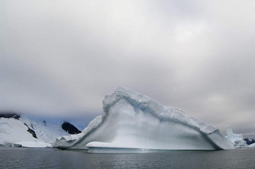 无人,横图,室外,白天,正面,旅游,度假,冰山,海浪,海洋,美景,山,冰,景观,浪花,山峰,乌云,云,阴天,云朵,山峦,云彩,娱乐,冰川,天空,自然,海水,天,享受,休闲,景色,放松,寒冷,冰冷,昏暗,阴沉,自然风光,南极洲,冰河,海景,严寒,冰凉,酷寒,凛冽,凛凛,极冷,格雷厄姆地,南极半岛,南极大陆,帕默半岛,大海,风浪,海,海水的波动,近岸浪,涌浪,彩图