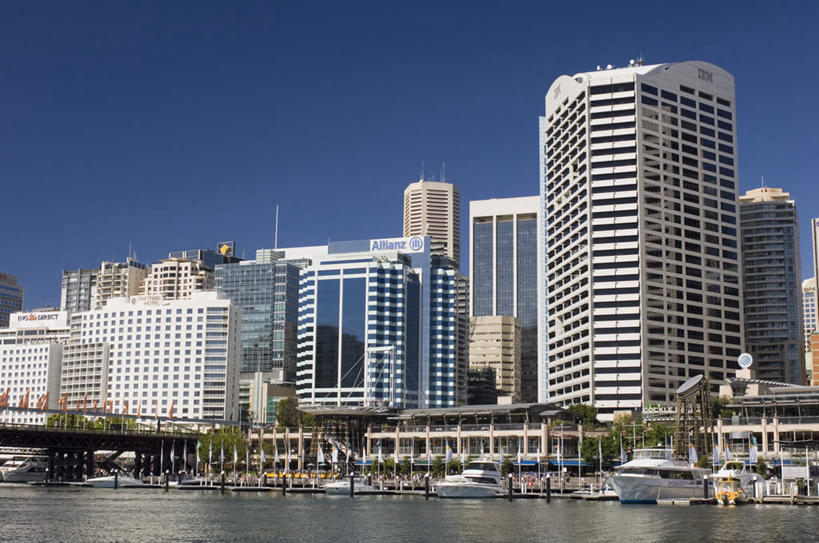 无人,高楼大厦,码头,横图,室外,白天,正面,度假,美景,城市风光,标志建筑,城市,大厦,地标,港口,建筑,摩天大楼,船,澳大利亚,一艘,阴影,波纹,飞溅,溅,光线,液体,影子,景观,水滴,建筑群,娱乐,建设,游轮,游船,水珠,蓝色,蓝天,水纹,天空,阳光,船尾波,交通工具,波浪,天,享受,休闲,景色,放松,晴朗,喷洒,载具,大洋洲,悉尼,澳洲,万里无云,南方大陆,首府,澳大利亚联邦,旅游船,新州,新南威尔士,新南威尔士州,达令港,情人港,晴空,晴空万里,彩图,摆渡口,埠头,大楼,渡口,渡头,港湾,高层建筑,高楼,海港,货运码头,口岸,摩天楼,商港